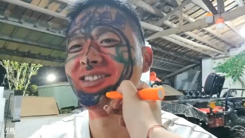 肖哥和女主播玩游戏好开心，没骂你爱丽丝又饿了