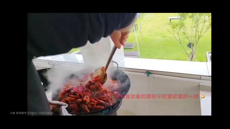 强哥在做小龙虾，肖哥和美女罗总坐摩托车去外面玩