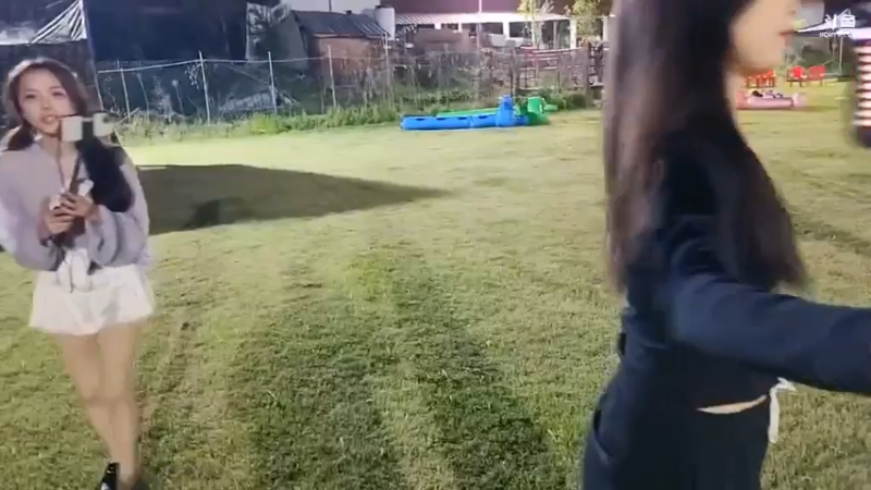 肖哥和女主播玩踢球游戏，大家玩的好啊