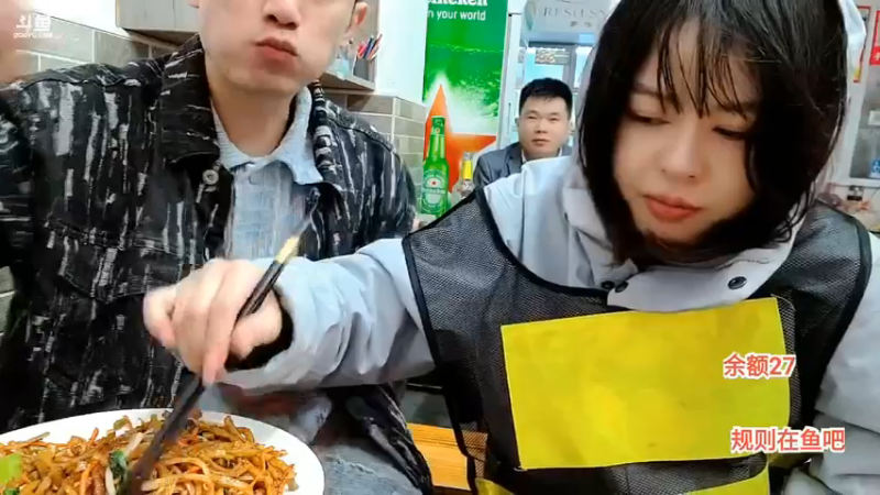 博哥拿走男顾客吃剩下的粉条，男顾客很支持他啊