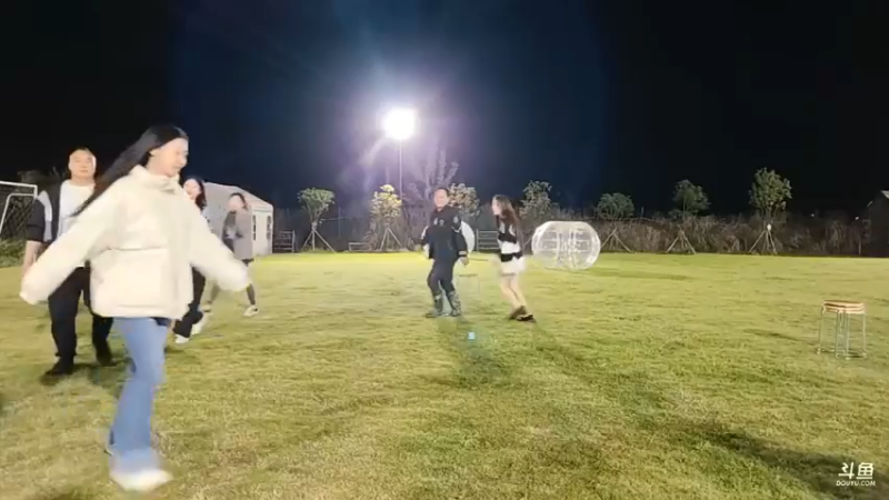 肖哥和几个女主播玩游戏真有趣啊