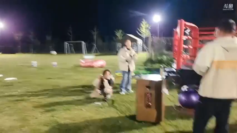 肖哥等人和女主播在草坪里玩抢凳子游戏