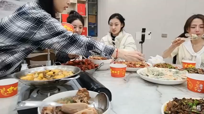 肖哥今晚和大家又吃小龙虾，美滋滋