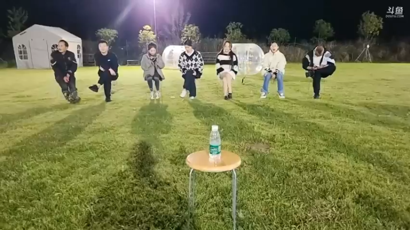 肖哥和女主播坐着玩游戏，有意思