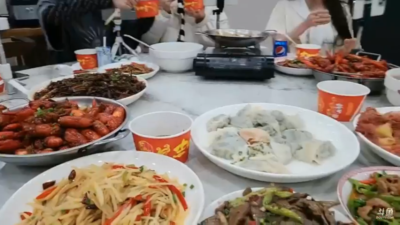 肖哥和女主播吃晚饭，美女爱丽丝吃的还是多啊