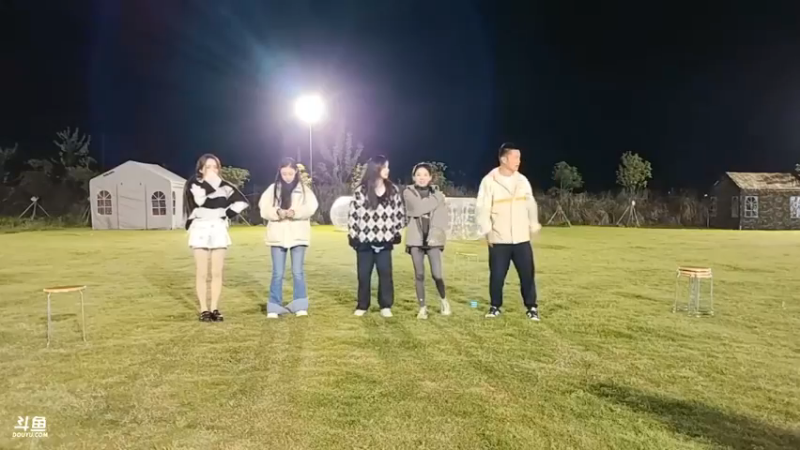 肖哥和四个女主播跳舞真有意思啊