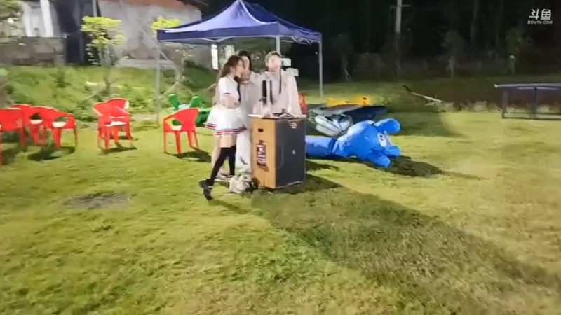 美女表演唱歌，后面伴舞真好看啊