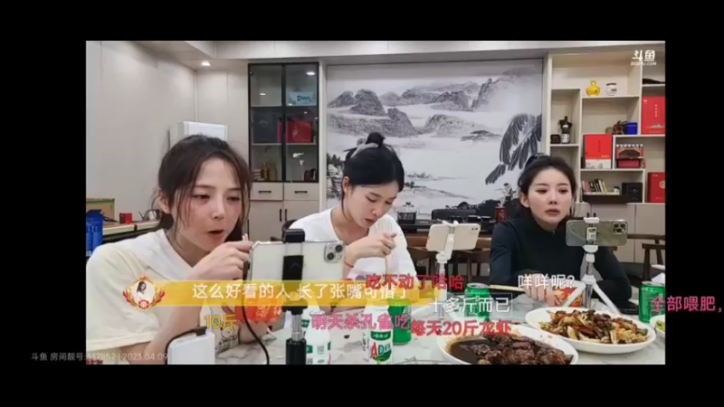 女主播吃自己做的美食真美味，爱丽丝吃起来了