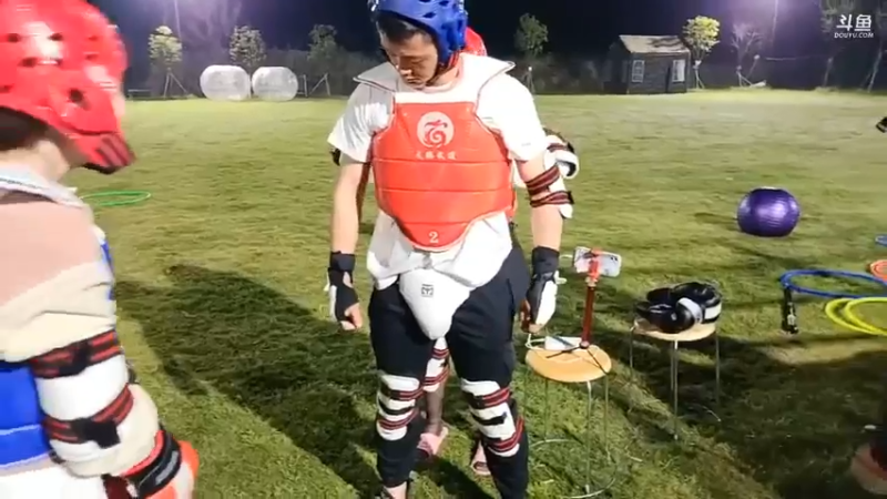 肖哥和两个女主播打擂台，两个女主播好搞笑