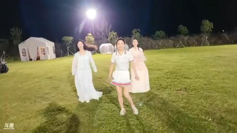 三个美女女主播表演好可爱啊