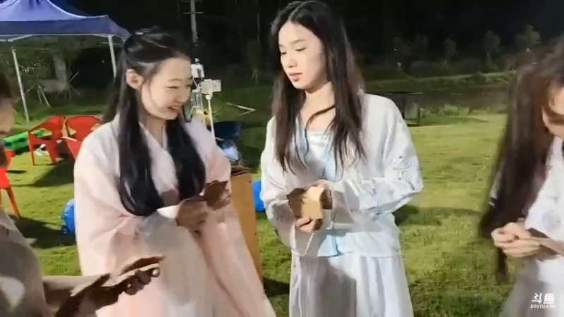 美女爱丽丝唱歌表演，大家说不如吃播，结果得分四分