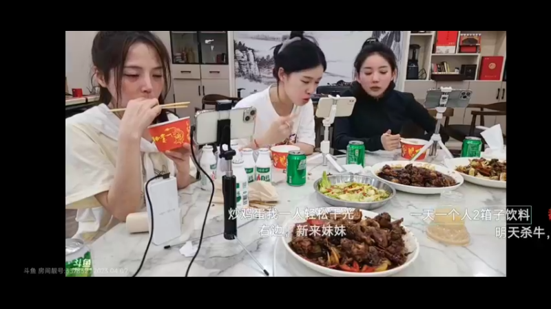 女主播吃自己做的菜，美女爱丽丝吃的好香