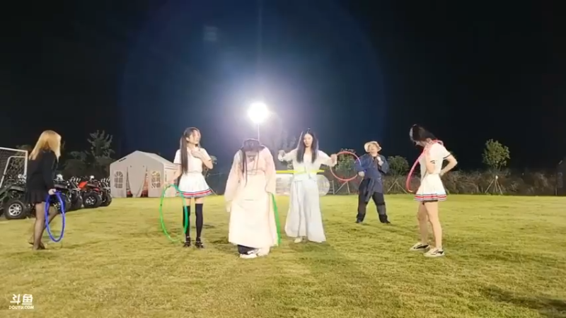 肖哥和六个人跳舞，四个女主播，有人卖力有人打酱油