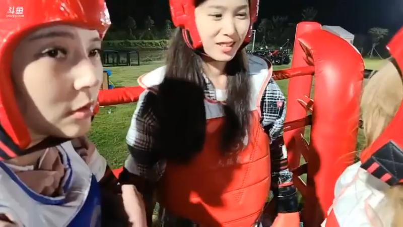 三个女主播和肖哥打拳击，爱丽丝挂机了