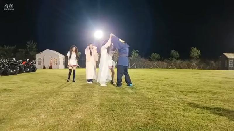 肖哥要和女主播一起跳舞