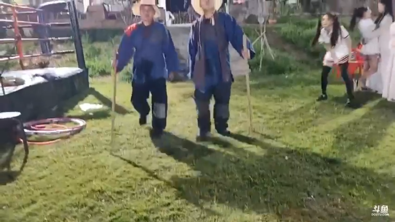 肖哥和女主播表演真有意思，爱丽丝可爱啊