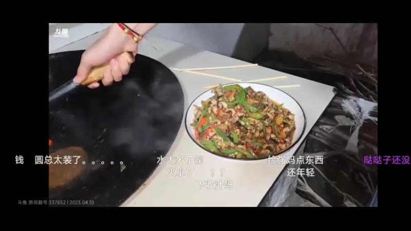 肖哥夸美女大学生咩咩笑起来好清纯