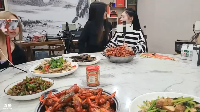 肖哥等大家做好菜，吃饭之前打PK，输了除非有两个火箭不然不能吃饭