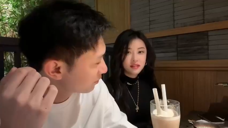 博哥和美女吃饭，大家都高冷啊