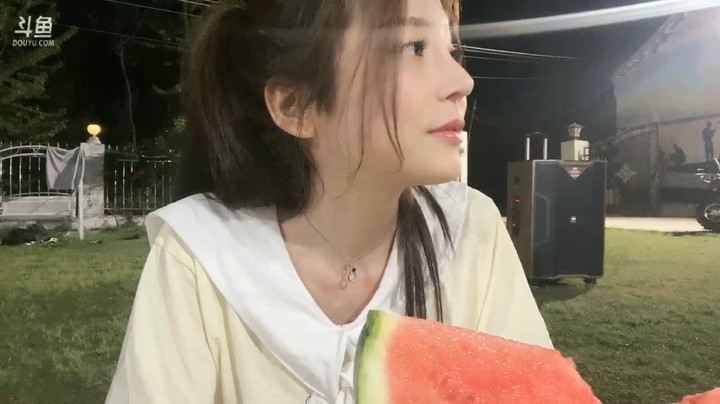 睡懵的爱丽丝吃西瓜好开心啊