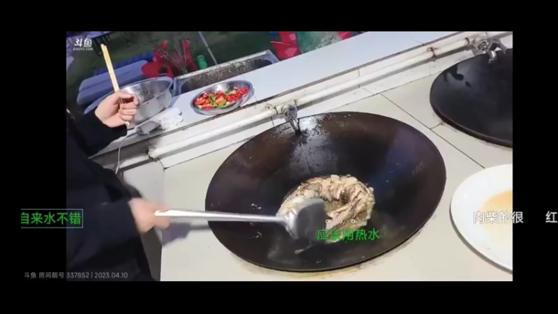 美女爱丽丝自己煎的泥鳅没有放作料，没有姜，有点腥味