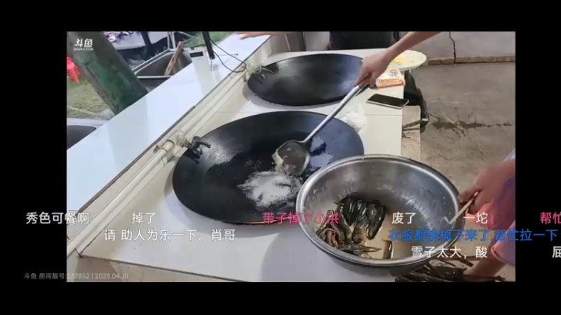 美女爱丽丝煎泥鳅，二十多岁没做过菜