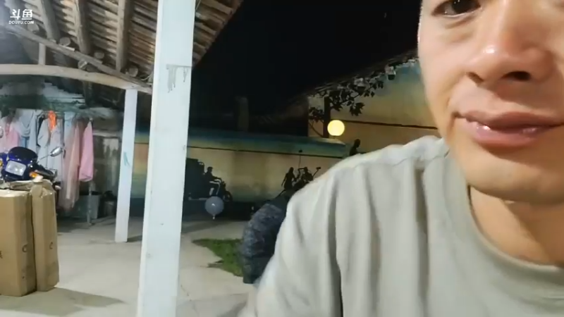 肖哥听美女唱歌，看三分糖在睡觉