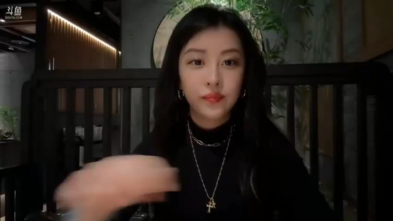 博哥在南京和美女见面吃饭