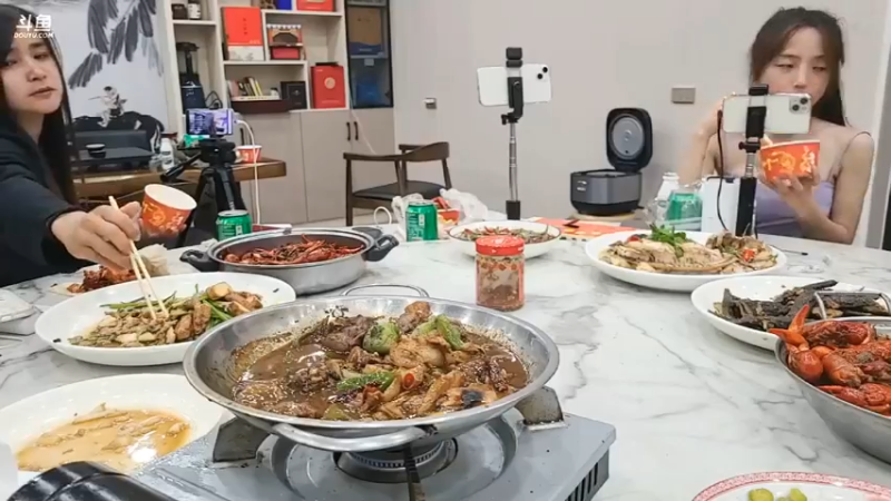 肖哥和女主播一起吃晚饭，爱丽丝做的泥鳅不好吃，吃其他人做的