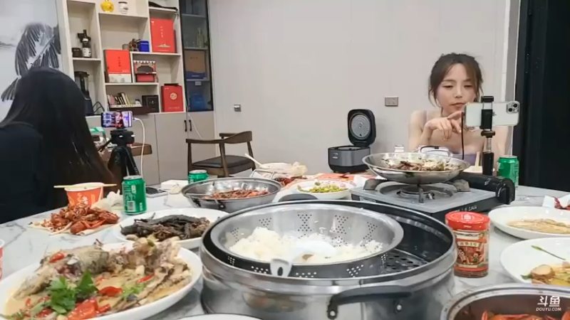 美女爱丽丝自己的泥鳅都不吃了