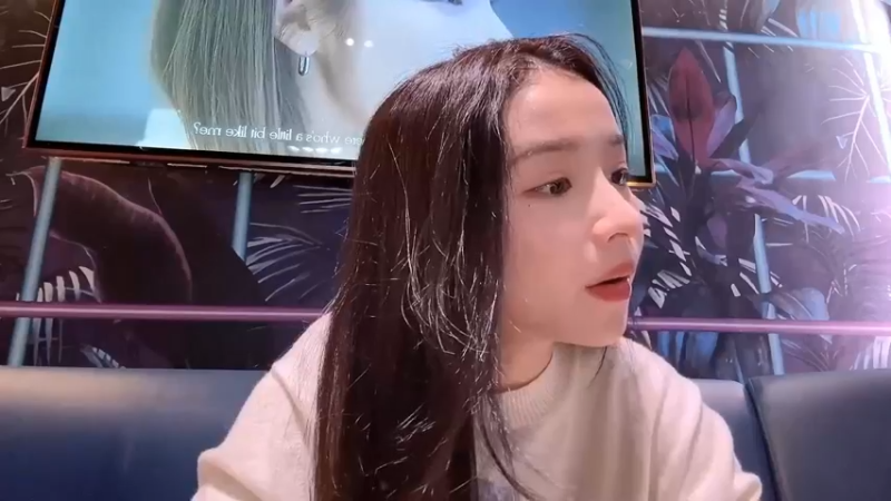美女二珂在KTV翻唱经典老歌很好听