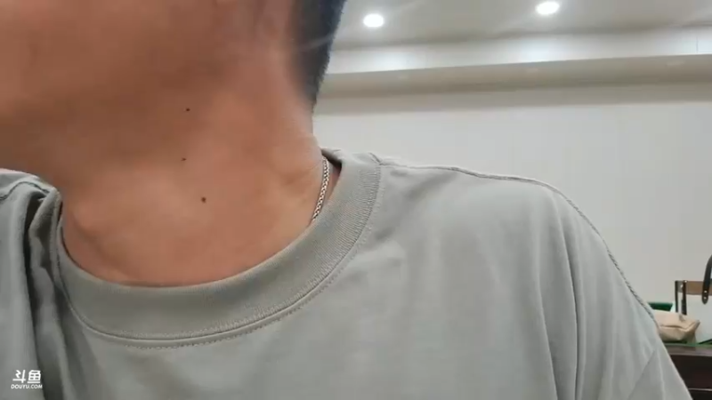 女主播做菜好了，肖哥和大家一起吃饭，爱丽丝快乐啊