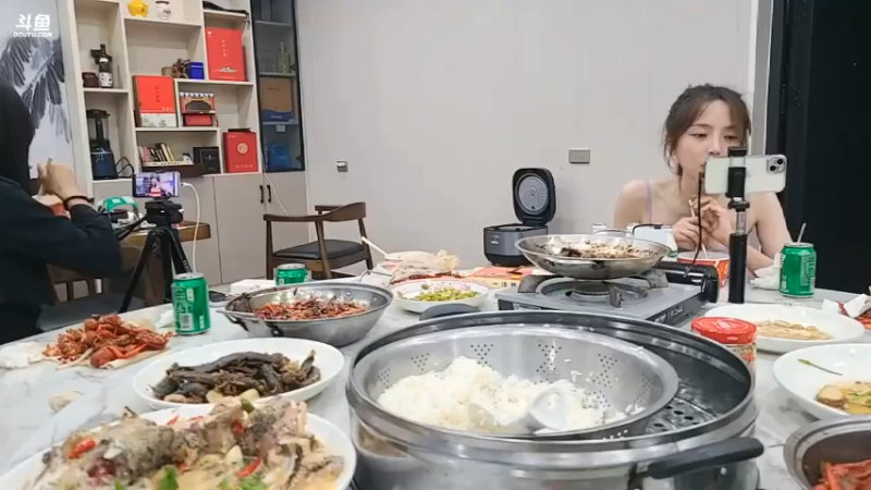 女主播自己的菜没吃完，看来只能看爱丽丝了