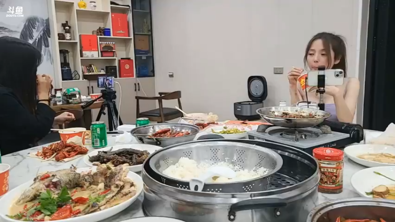 美女爱丽丝这是吃不胖的体质