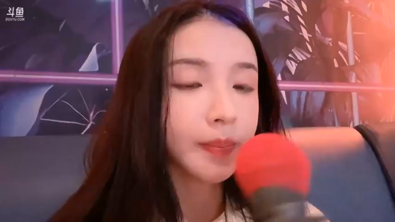 美女二珂一个人在KTV唱歌