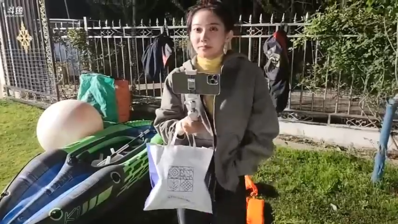 美女圆总和咩咩吃完饭就要走了，肖哥舍不得啊