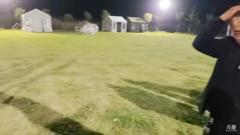 美女哒哒和萌萌压气球比赛，两个人尽力了啊