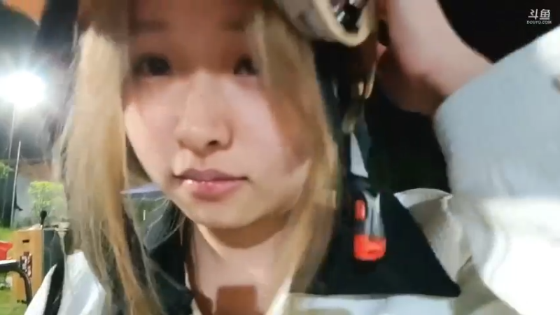 美女哒哒玩套圈圈好厉害 啊