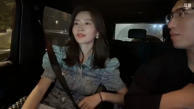 博哥吃完饭开车送美女