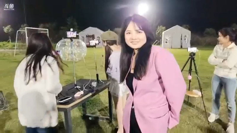 强哥和美女三分糖玩游戏好开心，美女哒哒和萌萌玩游戏好看啊