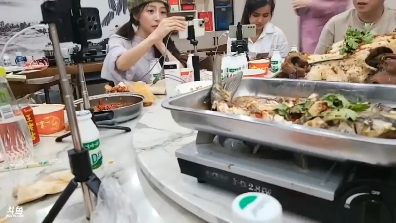 肖哥吃完饭和女主播PK，大家很开心啊