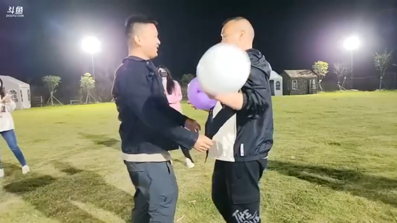 强哥和美女三分糖玩游戏压气球，强哥的员工福利啊