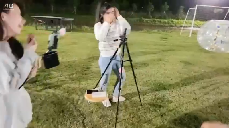 男人背女主播玩游戏，水牛和爱丽丝倒数第一二名