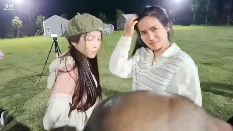 美女爱丽丝和水牛玩游戏压气球，水牛好猛