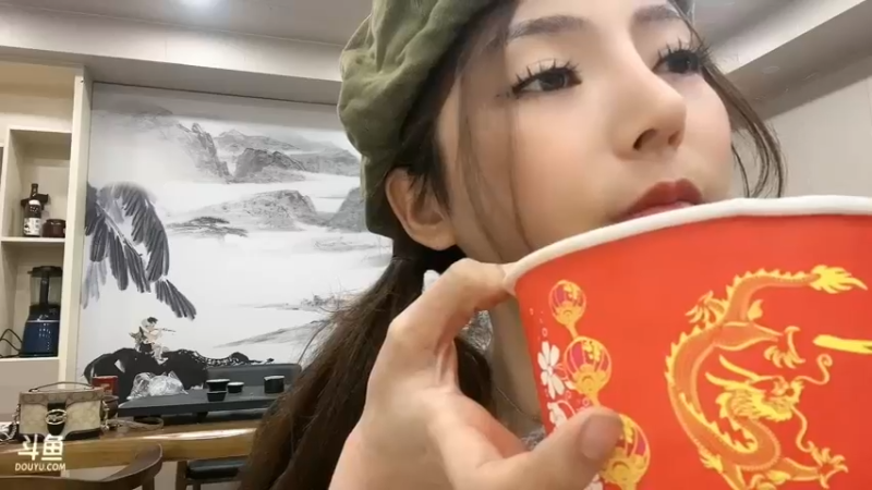 睡懵的爱丽丝吃了2个小时了，还在吃，厉害啊