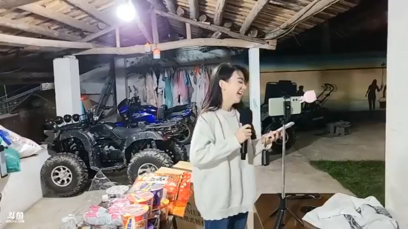 美女哒哒唱歌好听，能唱能跳啊