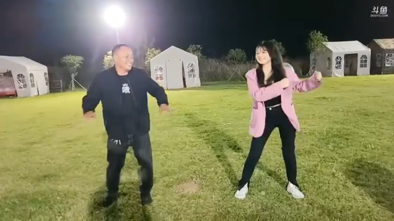 美女陪强哥玩游戏，强哥人生巅峰，美滋滋