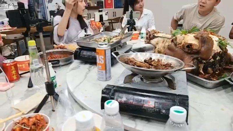 美女爱丽丝一直在吃，真是能吃