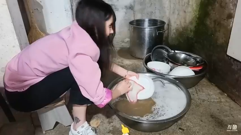 美女萌萌打PK输了要洗碗，很不错