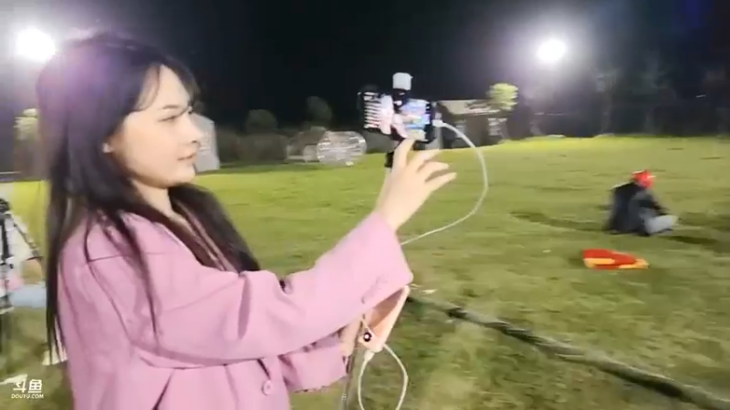 女主播坐着玩游戏，一个飞机套圈一个，萌萌玩的好